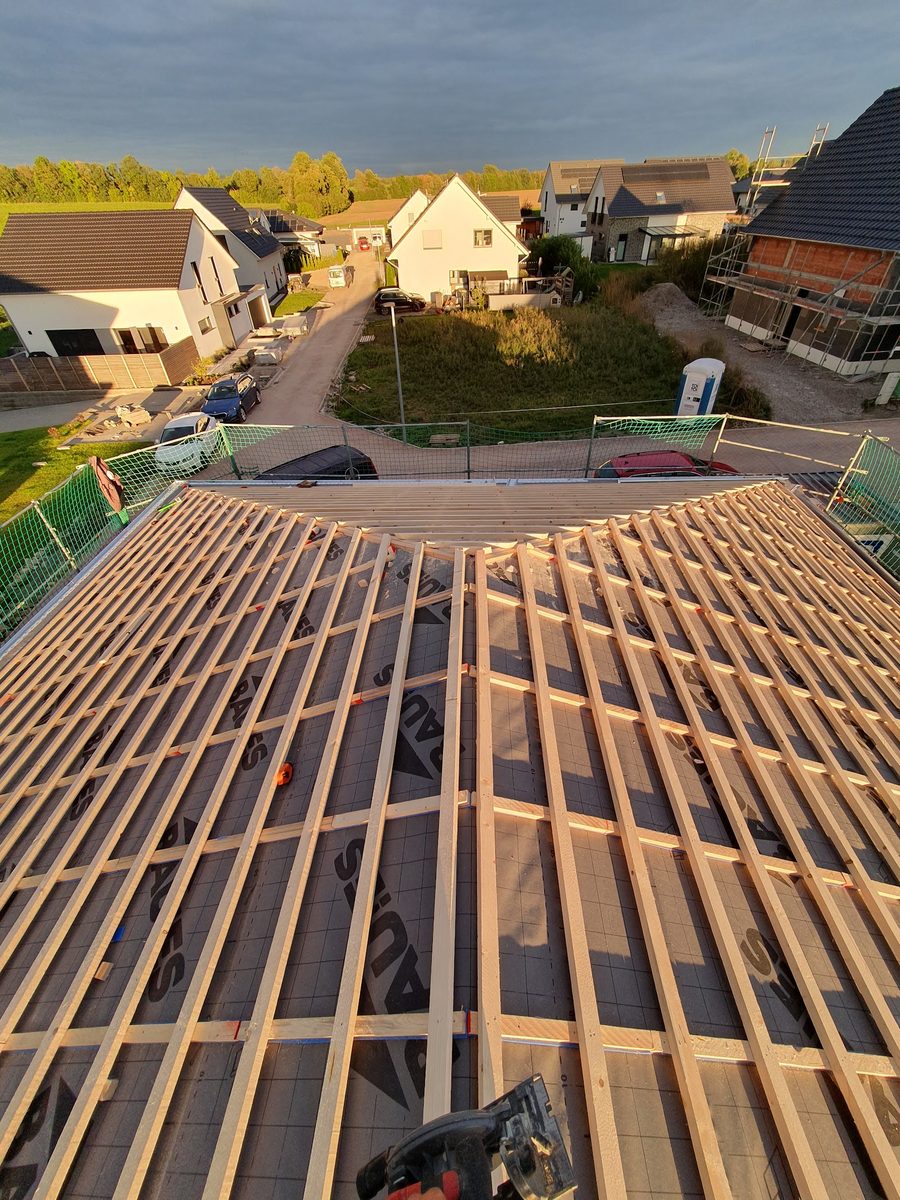 Neue Lattung auf einem Dach im Bau, Blick über die Siedlung