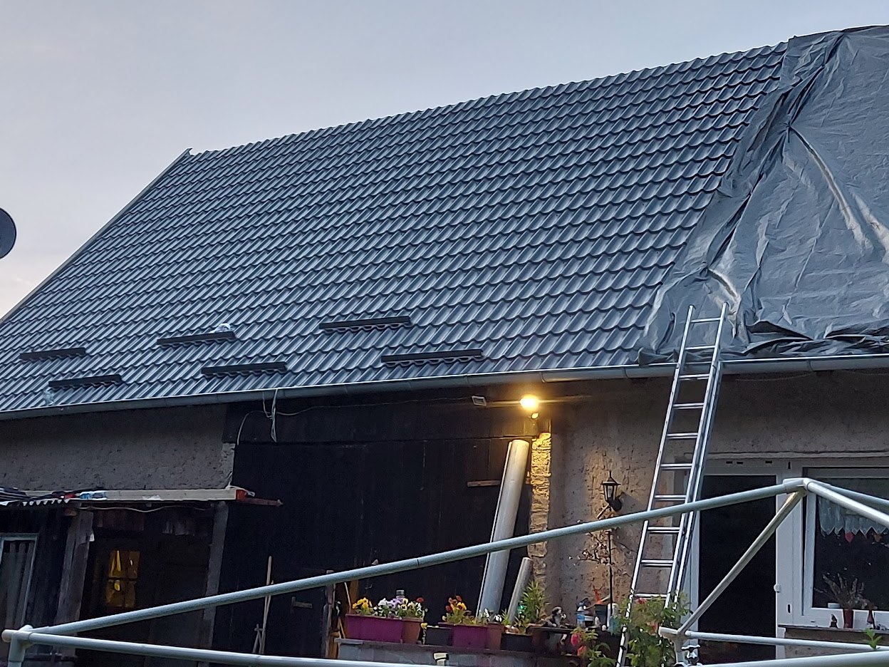 Haus mit neuem Dach aus Blech in Ziegeloptik